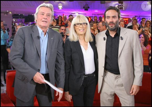 Alain Delon, Mireille Darc et Anthony Delon sur le plateau de "Vivement dimanche" le 24 septembre 2008. © Guillaume Gaffiot/bestimage