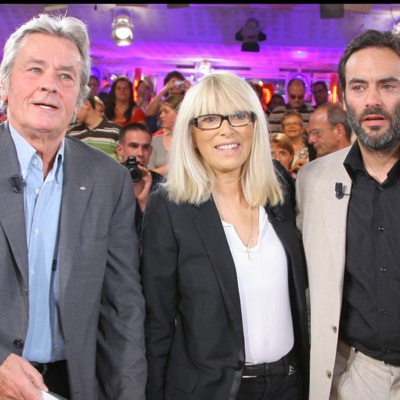 Alain Delon, Mireille Darc et Anthony Delon sur le plateau de "Vivement dimanche" le 24 septembre 2008. © Guillaume Gaffiot/bestimage