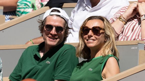 Un duo assorti à Roland-Garros ! Amélie Etasse (Scènes de ménages) bien accompagnée dans les tribunes