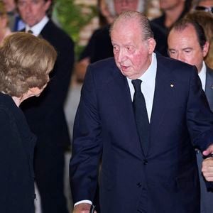 Le roi Juan Carlos et la reine Sofia - La famille royale d'Espagne à la sortie des obsèques de Juan Gomez-Acebo en la cathédrale Castrense à Madrid. Le 8 septembre 2024