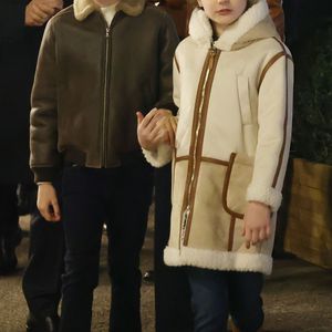 Aviateur cuir pour lui, trois-quarts laine pour la demoiselle

La princesse Charlene de Monaco avec ses enfants, le prince héréditaire Jacques et la princesse Gabriella, a Inauguré le traditionnel Marché de Noël de Monaco, le 6 décembre 2024. Ils étaient accompagné par le nouveau ministre d'Etat de la Principauté © JC VINAJ / Pool Monaco / Bestimage