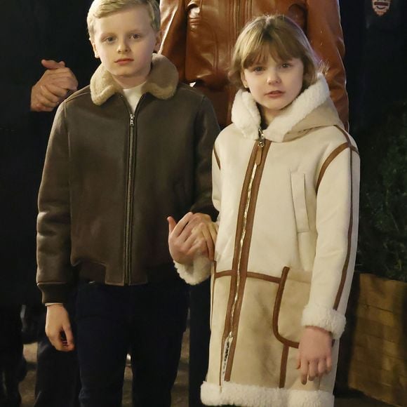 Aviateur cuir pour lui, trois-quarts laine pour la demoiselle

La princesse Charlene de Monaco avec ses enfants, le prince héréditaire Jacques et la princesse Gabriella, a Inauguré le traditionnel Marché de Noël de Monaco, le 6 décembre 2024. Ils étaient accompagné par le nouveau ministre d'Etat de la Principauté © JC VINAJ / Pool Monaco / Bestimage