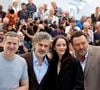 Mais une surprise de taille attend le public 

Le réalisateur Guillaume Canet, Leonardo Sbaraglia, Marion Cotillard and Denis Ménochet au photocall du film "Karma" lors du 79ème Festival International du Film de Cannes (12 - 23 mai 2026), le 16 mai 2026. © Jacovides / Moreau / Bestimage