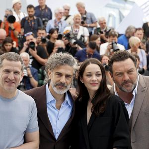 Mais une surprise de taille attend le public
Le réalisateur Guillaume Canet, Leonardo Sbaraglia, Marion Cotillard and Denis Ménochet au photocall du film "Karma" lors du 79ème Festival International du Film de Cannes (12 - 23 mai 2026), le 16 mai 2026. © Jacovides / Moreau / Bestimage