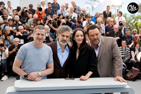 Mais une surprise de taille attend le public 

Le réalisateur Guillaume Canet, Leonardo Sbaraglia, Marion Cotillard and Denis Ménochet au photocall du film "Karma" lors du 79ème Festival International du Film de Cannes (12 - 23 mai 2026), le 16 mai 2026. © Jacovides / Moreau / Bestimage