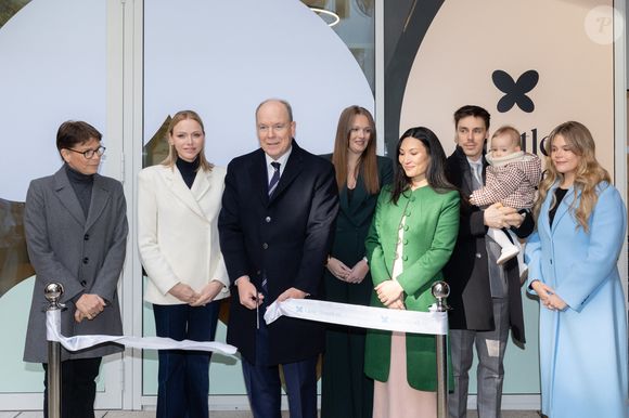 TT.SS.HH. Le Prince Albert II (Le prince Albert II de Monaco) et la Princesse Charlène de Monaco (La princesse Charlène de Monaco), S.A.S. la Princesse Stéphanie de Monaco (La princesse Stéphanie de Monaco), Camille Gottlieb et Louis Ducruet avec ses filles Victoire et Constance, assistent à l'inauguration des " Petites Merveilles " créées par Marie Ducruet et Élise Rouillard. Little Wonders" est un espace dédié aux enfants avec des jeux, des activités éducatives et un café situé sur le Boulevard Rainier III. © Olivier Huitel/Pool Monaco/Bestimage