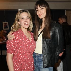 Exclusif - Alysson Paradis et Clara Luciani lors de la générale de la pièce "Amis pour la vie" au théâtre de l'Oeuvre à Paris le 24 avril 2025. La représentation est suivie d'un cocktail. © Coadic Guirec / Bestimage