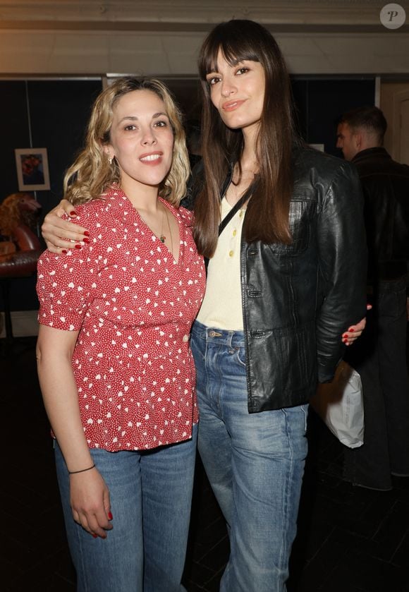 Exclusif - Alysson Paradis et Clara Luciani lors de la générale de la pièce "Amis pour la vie" au théâtre de l'Oeuvre à Paris le 24 avril 2025. La représentation est suivie d'un cocktail. © Coadic Guirec / Bestimage