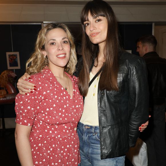Exclusif - Alysson Paradis et Clara Luciani lors de la générale de la pièce "Amis pour la vie" au théâtre de l'Oeuvre à Paris le 24 avril 2025. La représentation est suivie d'un cocktail. © Coadic Guirec / Bestimage