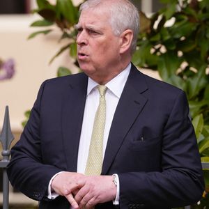Mais il se pourrait que le roi se soit radouci à son sujet 
Le prince Andrew assiste à la messe de Pâques de la famille royale dans la chapelle Saint George de Windsor dans le Berkshire, le 20 avril 2025 
Julien Burton / Bestimage