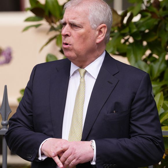 Mais il se pourrait que le roi se soit radouci à son sujet 
Le prince Andrew assiste à la messe de Pâques de la famille royale dans la chapelle Saint George de Windsor dans le Berkshire, le 20 avril 2025 
Julien Burton / Bestimage