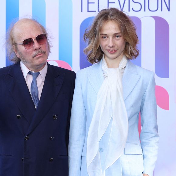 Philippe Katerine et son fils Billy Blanchard (fils de Julie Depardieu) - Photocall du film  "Les derniers jours de Charles Baudelaire" au Grimaldi Forum lors de la 65ème édition du Festival TV De Monte Carlo le 13 juin 2026.

 © Denis Guignebourg /Bestimage
