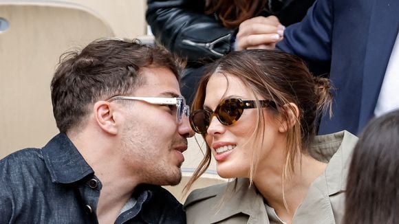 Des sourires qui veulent tout dire entre Iris Mittenaere et Antoine Dupont lors de la finale de Roland-Garros qui oppose Carlos Alcaraz et Jannik Sinner
