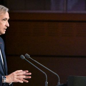 En plus de chercher à “dynamiser le développement et la diffusion” desdits magazines, LVMH aimerait “promouvoir une information de qualité et la culture scientifique ainsi que sa vulgarisation”.
Le PDG du groupe de luxe LVMH, Bernard Arnault, s'exprime lors de l'assemblée générale annuelle de LVMH à Paris le 17 avril 2025. Photo by Firas Abdullah/ABACAPRESS.COM