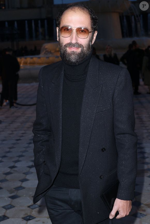 Il a été filmé par nos confrères de "Brut" en train de marcher très vite, sous une paire de lunettes de soleil, déterminé à rejoindre au plus vite la salle, en esquivant les photographes

Thomas Bangalter assiste au défilé Saint Laurent Womenswear printemps/été 2023 dans le cadre de la semaine de la mode à Paris, France, le 27 septembre 2022. Photo par Jerome Domine/ABACAPRESS.COM