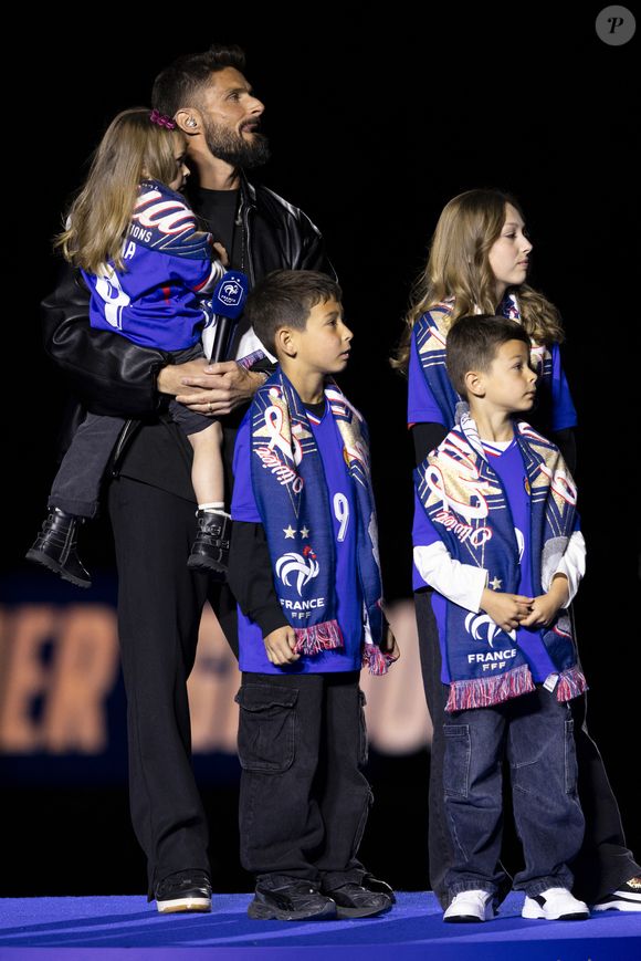 L'attaquant a pris sa retraite internationale il y a quelques mois

Olivier Giroud, entouré de ses enfants Aria, Aaron, Evan et Jade, reçoit un hommage au Stade de France avant le Quart de finale de la Ligue des Nations de l'UEFA 2025 "France - Croatie (2-0 / tab 5-4)" au Stade de France à Saint-Denis, le 23 mars 2025.
© Cyril Moreau/Bestimage