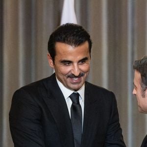 L'émir du Qatar son altesse Tamim ben Hamad Al Thani, le président Emmanuel Macron - Le président Emmanuel Macron et l'émir du Qatar accueillent les invités au dîner d'état en l'honneur de l'émir au palais de l'Elysée à Paris le 27 février 2024. © Eric Tschaen / Pool / Bestimage