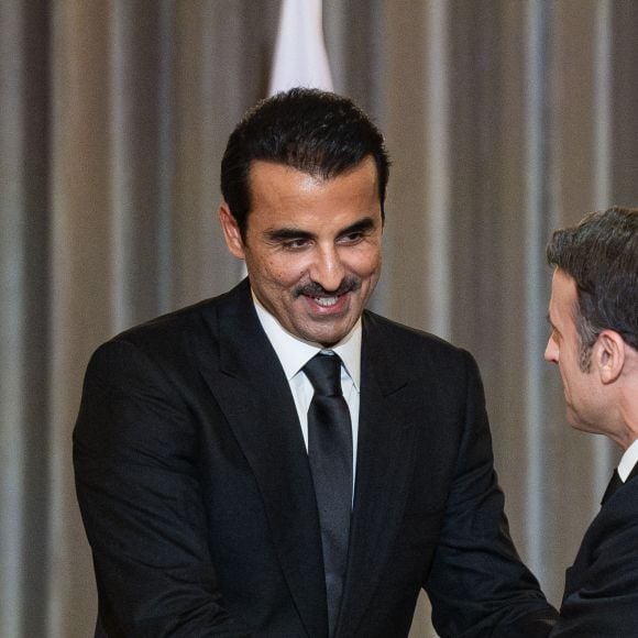 L'émir du Qatar son altesse Tamim ben Hamad Al Thani, le président Emmanuel Macron - Le président Emmanuel Macron et l'émir du Qatar accueillent les invités au dîner d'état en l'honneur de l'émir au palais de l'Elysée à Paris le 27 février 2024. © Eric Tschaen / Pool / Bestimage