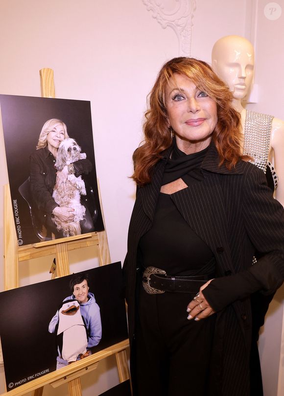 la chanteuse n'a pas été conviée aux 19 dernières dates de la tournée.

Julie Pietri lors de l'inauguration faite par Valérie Kaprisky de " Une Expo pour sauver les Animaux " organisée par le mannequin J.Bellet au profit de l'association YouCare. 28/11/2025 © Cédric Perrin/Bestimage