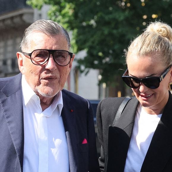 Laeticia Hallyday et Jean-Claude Camus - Arrivées aux obsèques de Philippe Labro en l'église de Saint-Germain-des-Prés à Paris le 13 juin 2025. © Dominique Jacovides - Christophe Clovis / Bestimage