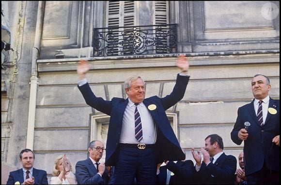 Jean-Marie Le Pen participe à une manifestation en soutien au journal Minute à Paris, en 1985.