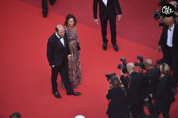 Kad Merad et sa compagne Julia Vignali - Montée des marches du film « OSS 117 : Alerte rouge en Afrique Noire » lors du 74ème Festival International du Film de Cannes. Le 17 juillet 2021 Agence / Bestimage