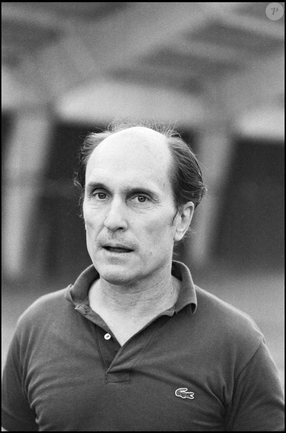 Elle avait alors choisi "Duval", comme sa mère, mais en y ajoutant deux L, en référence à Robert Duvall, un célèbre acteur américain.

Robert Duvall en 1982
©AGENCE / BESTIMAGE