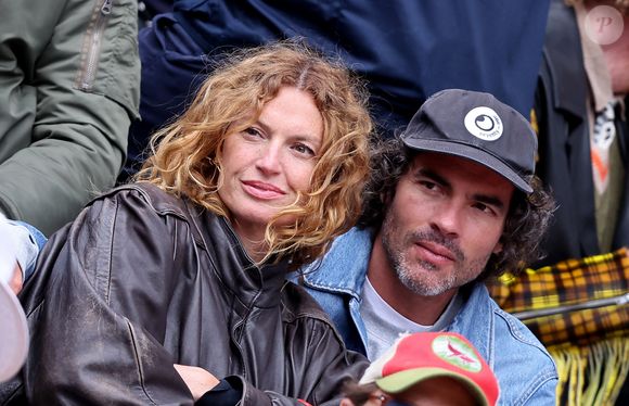 Aurélie Saada et son compagnon dans les tribunes lors des Internationaux de France de Tennis de Roland Garros 2025, à Paris, France, le 27 mai 2025. © Jacovides-Moreau/Bestimage