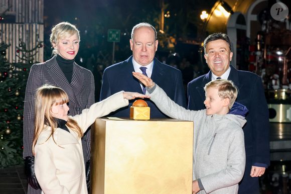 No Tabloïd - Le prince Albert II de Monaco et la princesse Charlène, avec leurs enfants, les jumeaux princiers, Jacques et Gabriella, ont donné le coup d'envoi des illuminations de la SBM, sur la Place du Casino de Monaco, le 30 novembre 2024. C'est sous le regard de leurs parents, du ministre d'Etat, Didier Guillaume, et de Stéphane Valeri, le président-délégué de la Société des Bains de Mer, que le prince héréditaire Jacques et sa soeur la princesse Gabriella, ont appuyé sur le buzzer déclenchant ainsi l'allumage des décors de la Place. Les boules à neige géantes sont installées sur la place avec un tout nouveau décor animé dédié aux "moments magiques de Noël". Calendrier de l’Avent, décoration du sapin, repas de fête, douce nuit de Noël ou encore la découverte des cadeaux sont mis en scène et en musique dans chacune des cinq boules disposées autour du sapin de 18mètres de haut. © Claudia Albuquerque/Bestimage