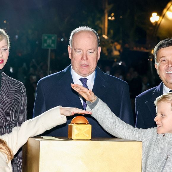 No Tabloïd - Le prince Albert II de Monaco et la princesse Charlène, avec leurs enfants, les jumeaux princiers, Jacques et Gabriella, ont donné le coup d'envoi des illuminations de la SBM, sur la Place du Casino de Monaco, le 30 novembre 2024. C'est sous le regard de leurs parents, du ministre d'Etat, Didier Guillaume, et de Stéphane Valeri, le président-délégué de la Société des Bains de Mer, que le prince héréditaire Jacques et sa soeur la princesse Gabriella, ont appuyé sur le buzzer déclenchant ainsi l'allumage des décors de la Place. Les boules à neige géantes sont installées sur la place avec un tout nouveau décor animé dédié aux "moments magiques de Noël". Calendrier de l’Avent, décoration du sapin, repas de fête, douce nuit de Noël ou encore la découverte des cadeaux sont mis en scène et en musique dans chacune des cinq boules disposées autour du sapin de 18mètres de haut. © Claudia Albuquerque/Bestimage