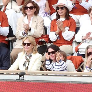Sebastian Nadal (son père), Ana Maria Parera (sa mère), Xisca Perello (sa femme), Rafael Junior (son fils) et Maria Isabel Nadal (sa soeur) - Hommage à Rafael Nadal et à ses 14 victoires sur la terre battue de Roland Garros lors des Internationaux de France de Tennis de Roland Garros 2025 - Jour 01 à Paris le 25 Mai 2025. 

© Bertrand Rindoff / Bestimage