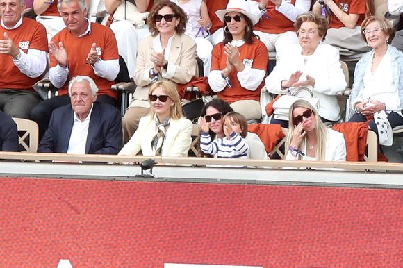 Sebastian Nadal (son père), Ana Maria Parera (sa mère), Xisca Perello (sa femme), Rafael Junior (son fils) et Maria Isabel Nadal (sa soeur) - Hommage à Rafael Nadal et à ses 14 victoires sur la terre battue de Roland Garros lors des Internationaux de France de Tennis de Roland Garros 2025 - Jour 01 à Paris le 25 Mai 2025. 

© Bertrand Rindoff / Bestimage
