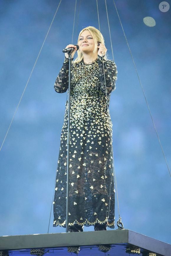 La chanteuse Louane (Louane Emera), représentante de la France au concours de l'Eurovision, interpréte pour la première fois son titre "maman", en hommage à sa mère décédée lorsqu'elle avait 17 ans, devant les 80 000 spectateurs, suspendue sur une plateforme, plusieurs mètres au-dessus de la pelouse et des musiciens, du Stade de France à la mi-temps du match du Tournoi des Six Nations opposant la France à l'Écosse, à Saint-Denis, Seine Saint-Denis, France, le 15 mars 2025. © Cyril Moreau/Bestimage