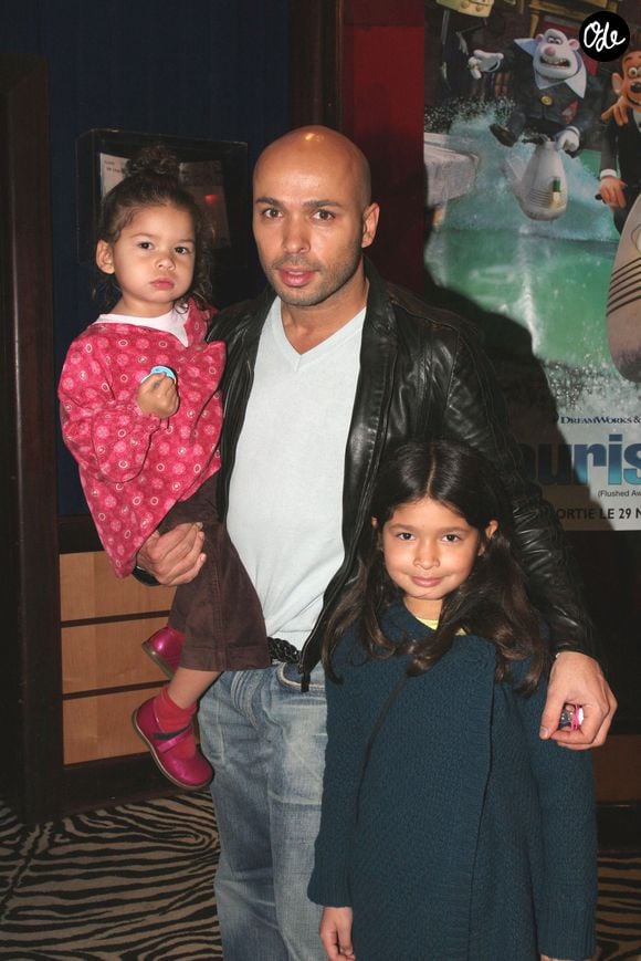 Il est le père de 5 enfants.

L'humoriste Éric Judor, accompagné de ses enfants, assiste à la première française de « Souris City » (Flushed Away) qui s'est tenue au restaurant Planet Hollywood à Paris, en France, le 26 novembre 2006. Photo de Benoît Pinguet/ABACAPRESS.COM