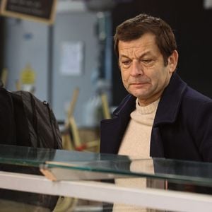 Exclusif - Laurent Mariotte à la rencontre des commerçants du Marché des Capucins à Bordeaux, lors du tournage de son émission culinaire "Les petits plats de Laurent", le 21 janvier 2026. © Fabien Cottereau / Bestimage