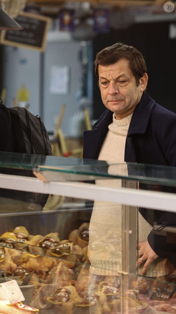 Exclusif - Laurent Mariotte à la rencontre des commerçants du Marché des Capucins à Bordeaux, lors du tournage de son émission culinaire "Les petits plats de Laurent", le 21 janvier 2026. © Fabien Cottereau / Bestimage