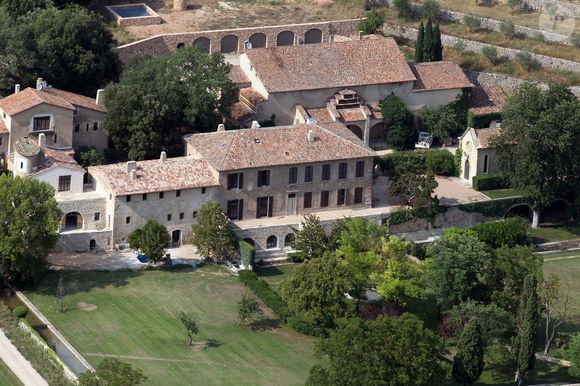 Vue aérienne du château de Miraval, propriété de Brad Pitt et Angelina Jolie à Correns, France, le 22 juillet 2013. Photo ABACAPRESS.COM