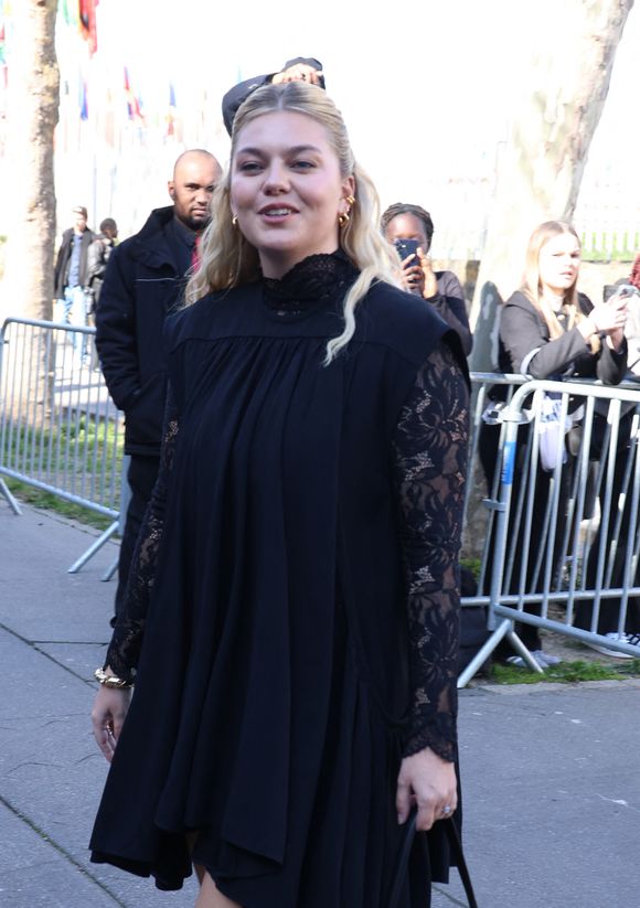 La chanteuse Louane (Louane Emera) aux arrivées au défilé Rabanne Mode Collection Prêt-à-Porter Automne/Hiver 2025-2026 lors de la Fashion Week de Paris (PFW) au siège de l'Unesco, à Paris, France, le 6 mars 2025. © Denis Guignebourg/Bestimage