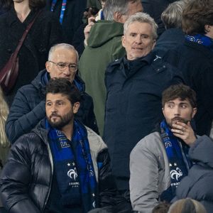 Christophe Beaugrand et son mari Ghislain Beaugrand-Gerin, Gilles Bouleau et Denis Brogniart dans les tribunes du quart de finale de la Ligue des Nations de l'UEFA 2025 "France - Croatie (2-0 / tab 5-4)" au Stade de France à Saint-Denis le 23 mars 2025. © Cyril Moreau/Bestimage