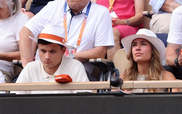Une bien belle escapade amoureuse pour Louis Bielle-Biarrey, avant de retrouver la pression de la compétition auprès du XV de France pour le Tournoi des Six Nations.

Louis Bielle-Biarrey et sa compagne Chiara dans les tribunes lors des Internationaux de France de Tennis de Roland Garros 2025. Paris, le 1er Juin 2025. © Dominique Jacovides/Bestimage