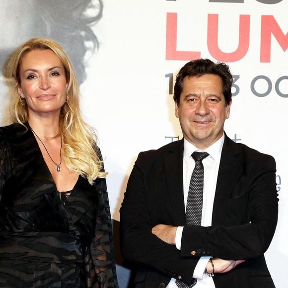 par Christelle Bardet et Laurent Gerra. Ce dernier est devenu une figure de la gastromonie lyonnaise avec 5 restaurants à sa tête !

Laurent Gerra et Christelle Bardet - Photocall lors de la cérémonie d'ouverture de la 14ème édition du Festival Lumière 2022 à la Halle Tony Garnier à Lyon le 15 octobre 2022.
© Domnique Jacovides / Bestimage