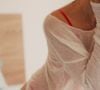 Cette astuce s'explique par les sous-tons de la peau qui absorbent mieux les teintes rouges ou carmin.