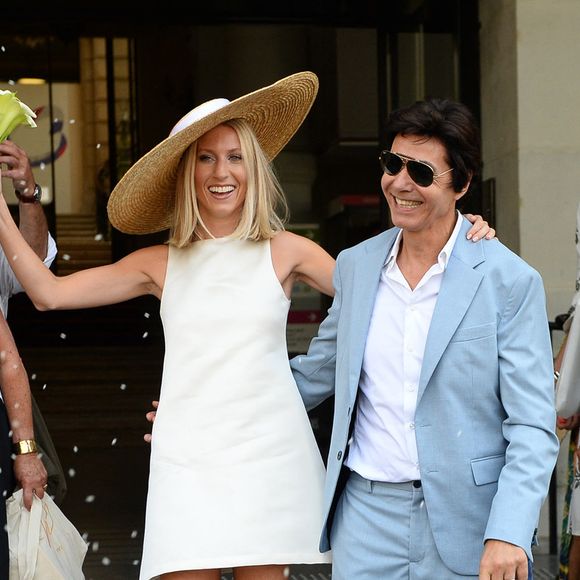 Jean-Luc Lahaye s’est marié le 2 juillet à Paris avec sa compagne Paola, plus jeune de trente ans. 

Les jeunes mariés, Jean-Luc Lahaye et sa femme Paola (Lahaye-Aubin) à la sortie de la mairie du 18ème arrondissement de Paris - J.L.Lahaye s'est marié en secondes noces avec sa compagne P.Aubin à la mairie du 18ème arrondissement de Paris. Des célébrités ont répondu à l'invitation, dont F.Lalanne qui a fait le déplacement spécialement pour l'occasion depuis Aix-en-Provence. Toutefois, la grande absente à cet événement est Margaux, une des deux filles du marié, paraplégique après une chute du 2ème étage de son appartement parisien. Agence / Bestimage