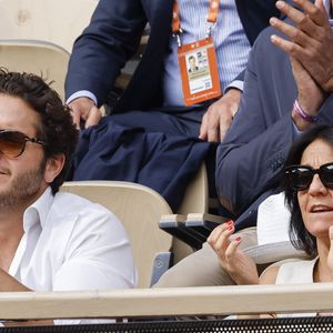 Florence Foresti et son compagnon Alexandre Kominek - People dans les tribunes lors des Internationaux de France de Tennis de Roland Garros 2022 à Paris le 29 mai 2022. © Cyril Moreau/Bestimage