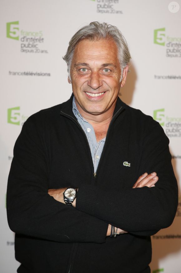 Une étape dont il garde un souvenir mitigé étant donné son départ brutal.

Stéphane Thebaut - Soirée du 20ème anniversaire de France 5 à la Cité de la mode et du design à Paris, le 27 novembre 2014.