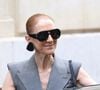 Pour sa onzième date, la chanteuse est apparue pour la première fois vêtue de blanc.

Céline Dion sort de l'hôtel Royal Monceau à Paris le 3 octobre 2026 © Denis Guignebourg / Bestimage