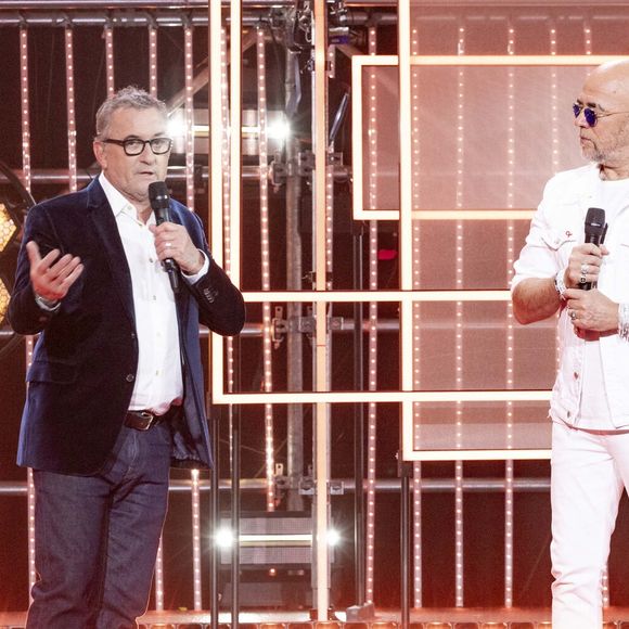 Exclusif - Christophe Dechavanne et Pascal Obispo lors de l'enregistrement de la soirée "Les 30 ans du sidaction - la soirée événement" au Grand Rex à Paris diffusée le 23 mars 2024 sur France 2.
© Cyril Moreau / Coadic Guirec / Bestimage