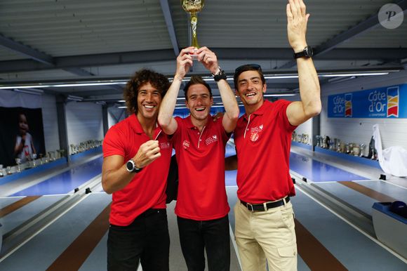Exclusif - L'équipe "Koh Lanta": Laurent Maistret, Dorian Louvet, Claude Dartois remporte le tournoi de quilles - Quille solidaire à la veille de l'étape du coeur de l'association Mécénat Chirurgie Cardiaque "MCC" lors du Tour de France 2024 à Gevrey-Chambertin, France, le 4 juillet 2024. © Christophe Clovis/Bestimage