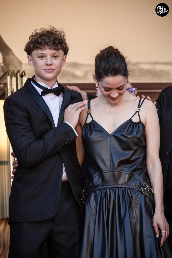 Leurs enfants, Marcel et Louise, font également partie du casting, 

Marcel Canet et sa mère Marion Cotillard - Montée des marches du film « Karma » lors du 79ème Festival International du Film de Cannes, le 15 mai 2026. © Jacovides-Moreau / Bestimage