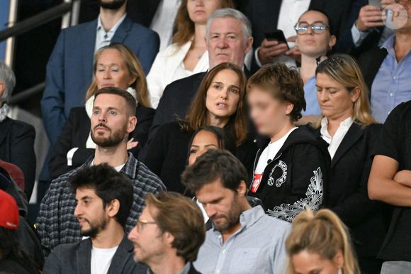 Natalie Portman et son fils Aleph, Christina Milian et son mari M. Pokora (Matt Pokora), Mathieu Vergne et sa femme Ophélie Meunier, Kamel Isker, Alexis Michalik - Célébrités dans les tribunes lors du match de qualification pour la Coupe du Monde 2026 entre la France et l'Islande (2-1) au Parc des Princes à Paris le 9 septembre 2025. © Lionel Urman/Bestimage